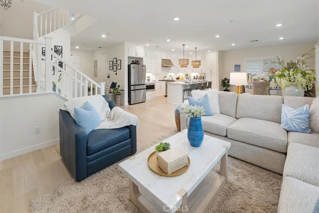 20912 20912 Silvergate Way, Newhall, California 91321 home-pic-6