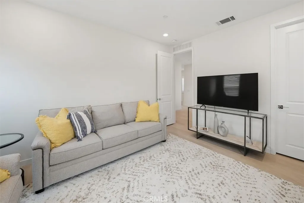20912 20912 Silvergate Way, Newhall, California 91321 home-pic-27