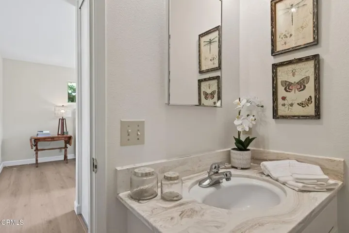 50-web-or-mls-UpmarketMedia-317EGar-097a