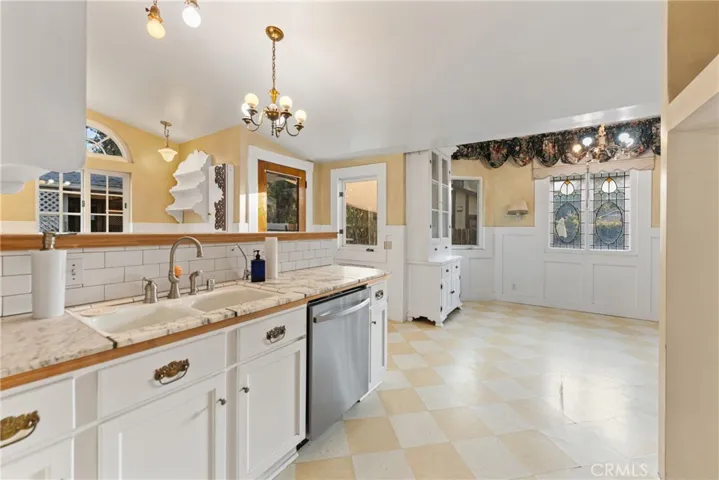 1228 S Center Street, Redlands, California 92373