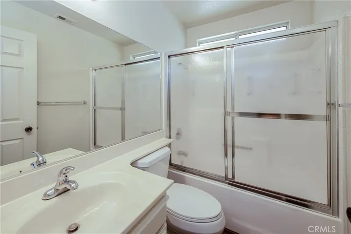 Full bath adjacent to front bedroom.