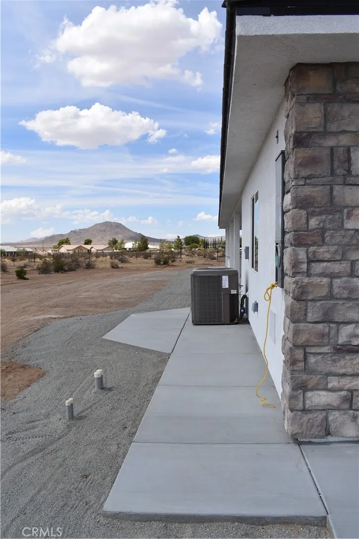16944 Pauhaska Road, Apple Valley, California 92307 home-pic-11