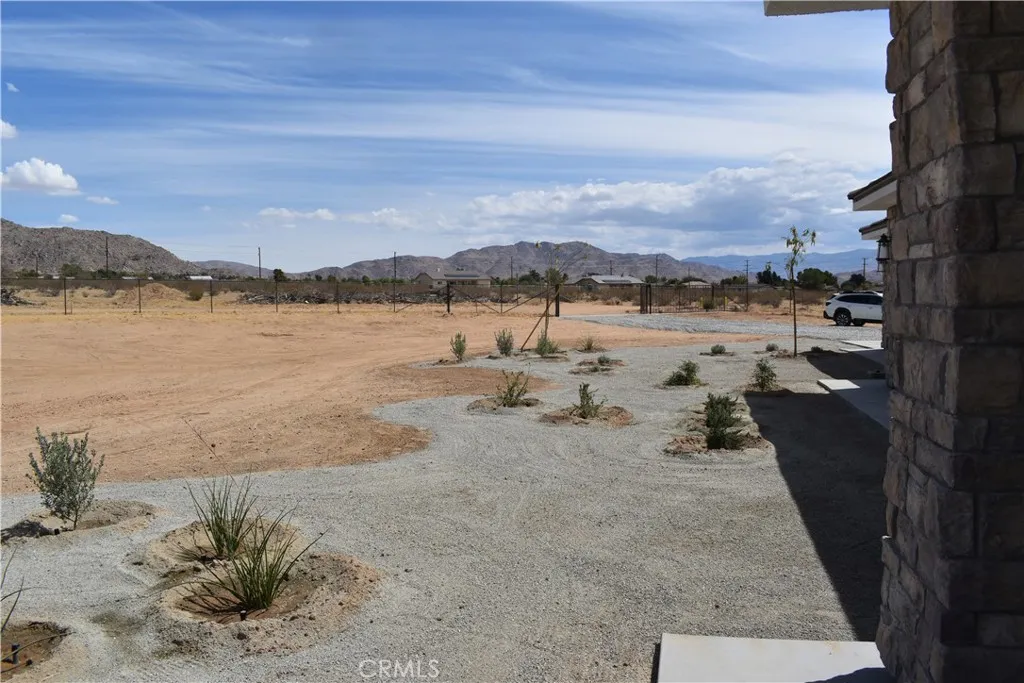 16944 Pauhaska Road, Apple Valley, California 92307 home-pic-4