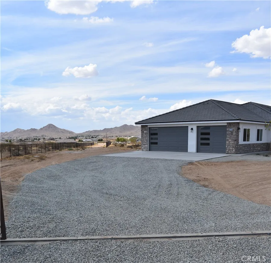16944 Pauhaska Road, Apple Valley, California 92307 home-pic-12