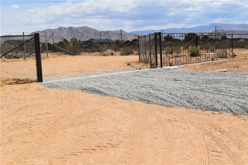 16944 Pauhaska Road, Apple Valley, California 92307 home-pic-7