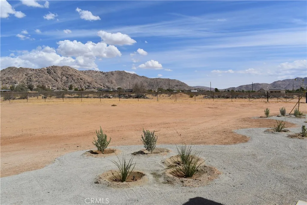 16944 Pauhaska Road, Apple Valley, California 92307 home-pic-45