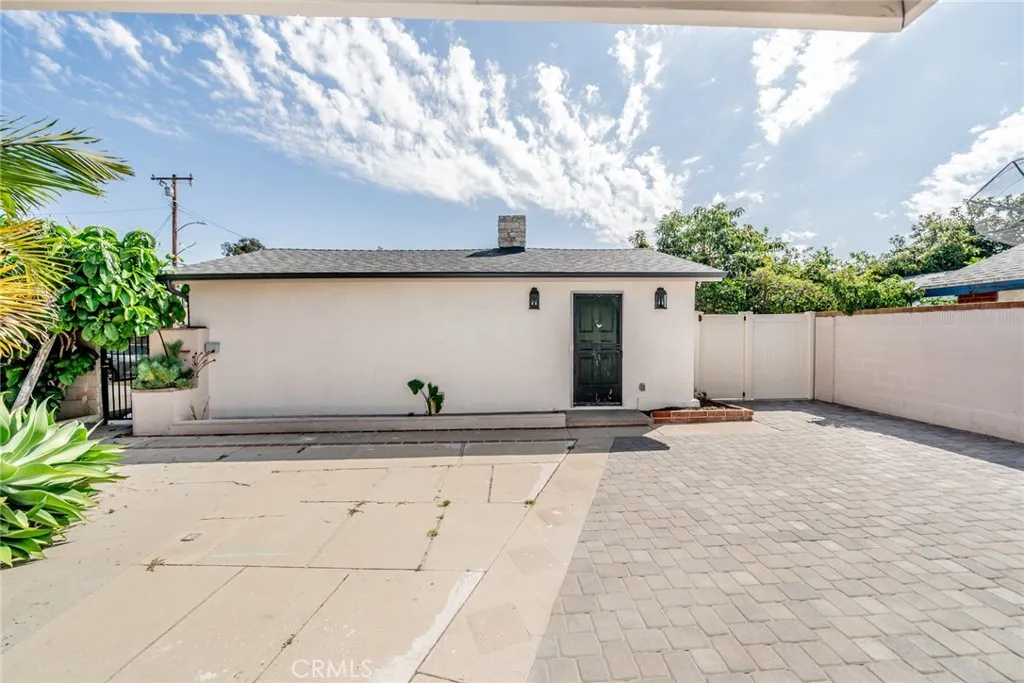 825 N Raitt Street, Santa Ana, California 92703 home-pic-26