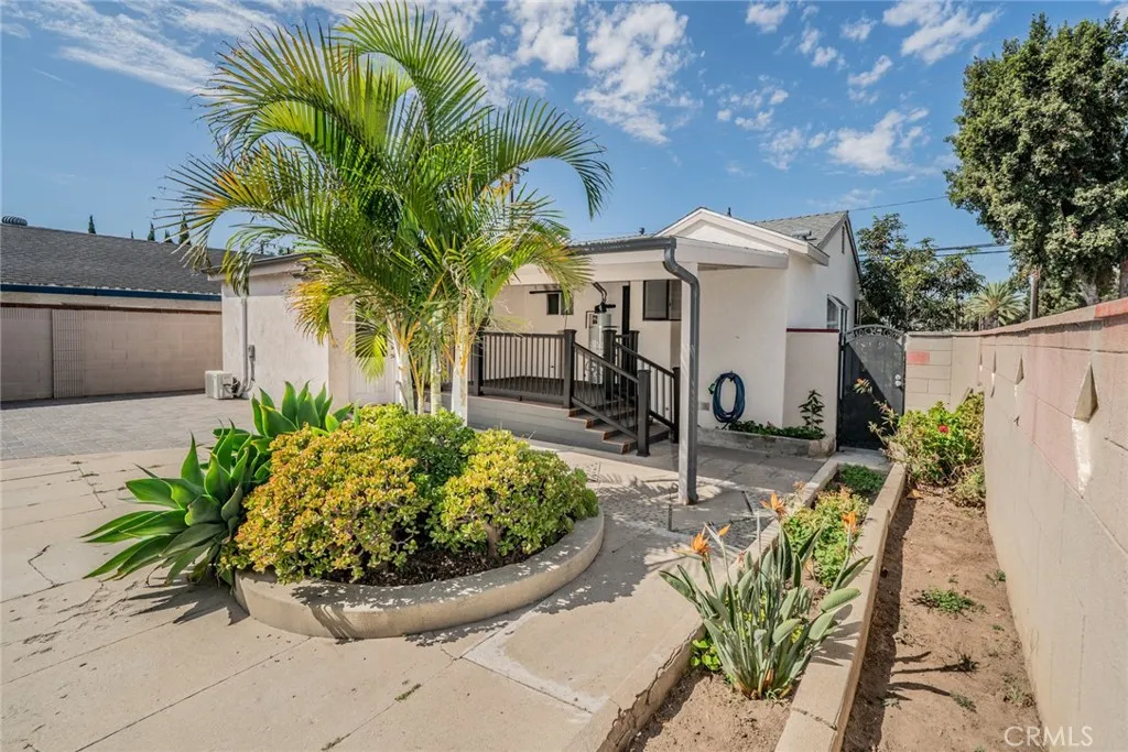 825 N Raitt Street, Santa Ana, California 92703 home-pic-31