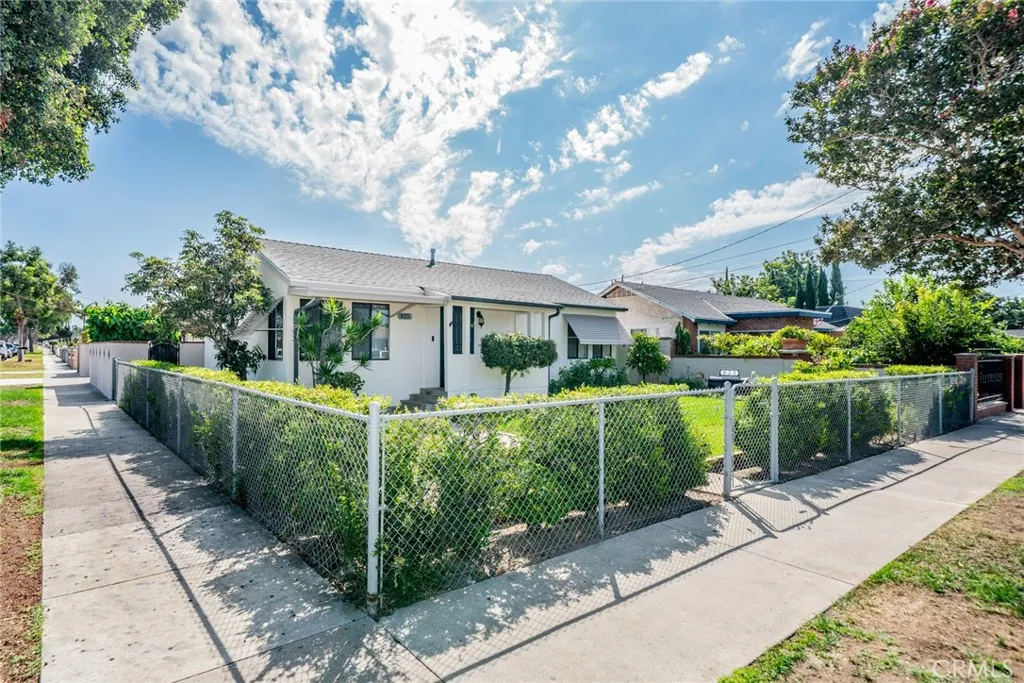 825 N Raitt Street, Santa Ana, California 92703 home-pic-1