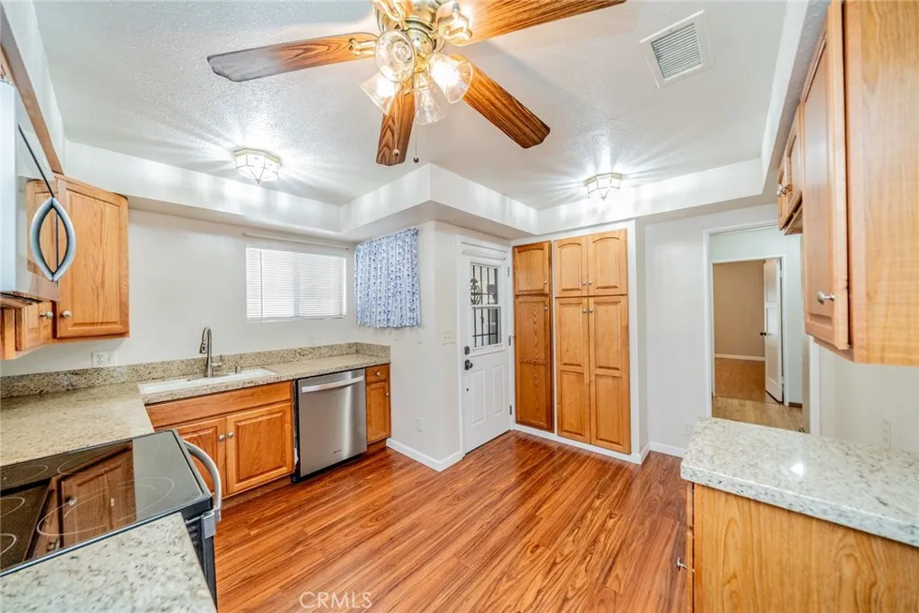 825 N Raitt Street, Santa Ana, California 92703 home-pic-12