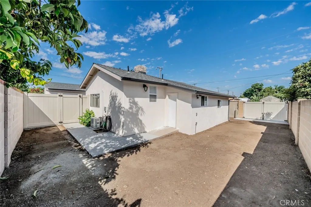 825 N Raitt Street, Santa Ana, California 92703 home-pic-23