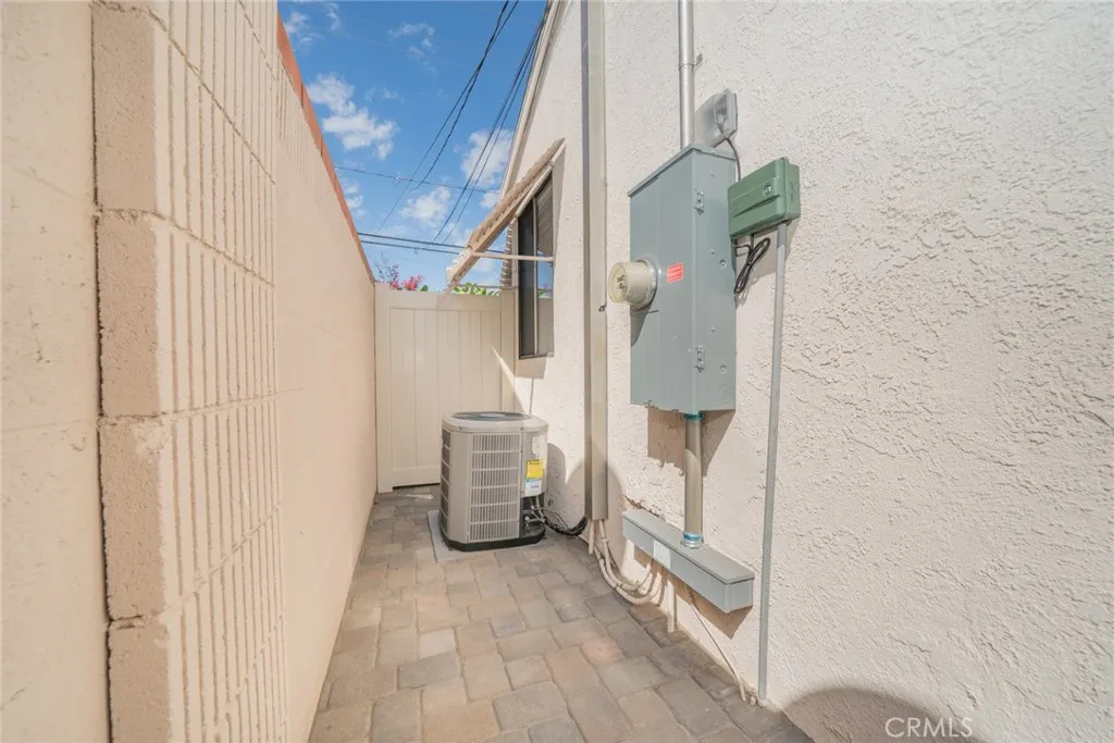 825 N Raitt Street, Santa Ana, California 92703 home-pic-29