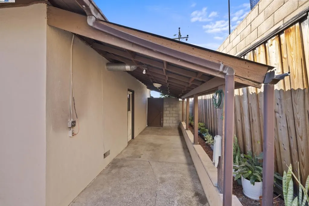 677 Fairway St, Hayward, California 94544 home-pic-21