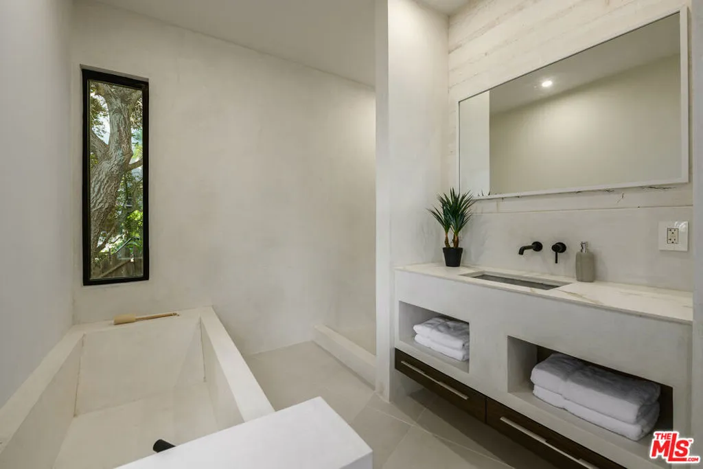 8896 Lookout Mountain Avenue, Los Angeles, California 90046 home-pic-23