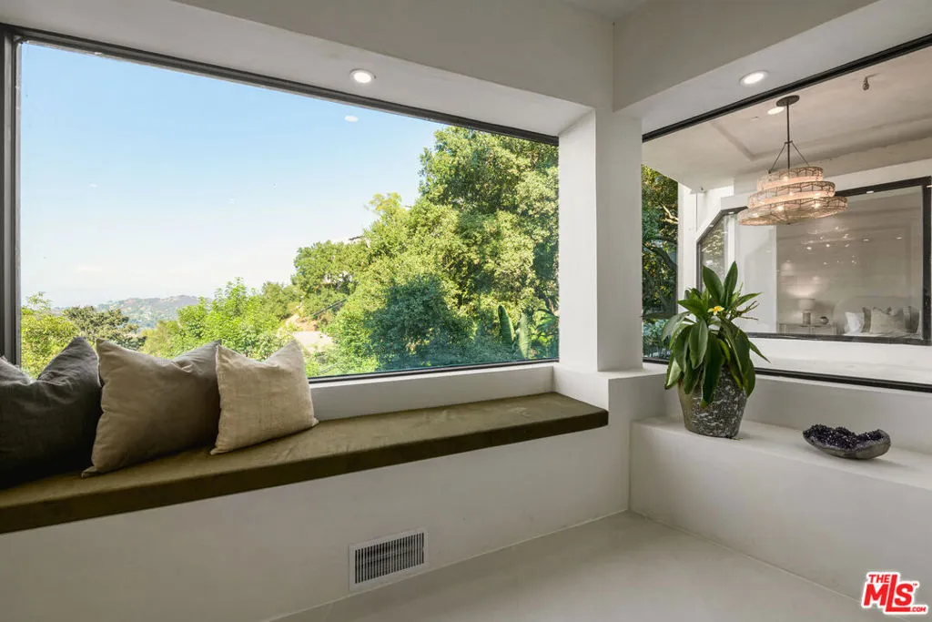 8896 Lookout Mountain Avenue, Los Angeles, California 90046 home-pic-15