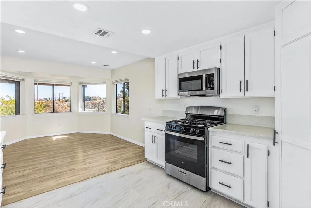 8121 Anaconda Avenue, Oak Hills, California 92344 home-pic-17