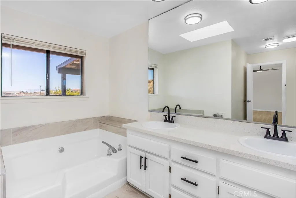 8121 Anaconda Avenue, Oak Hills, California 92344 home-pic-28