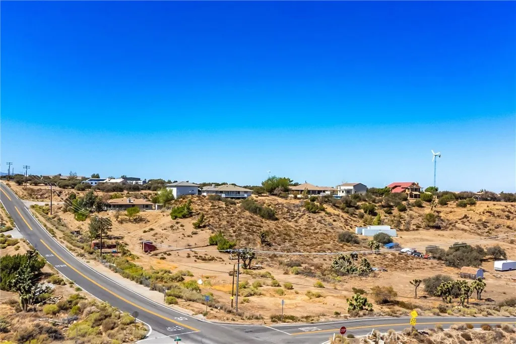 8121 Anaconda Avenue, Oak Hills, California 92344 home-pic-59