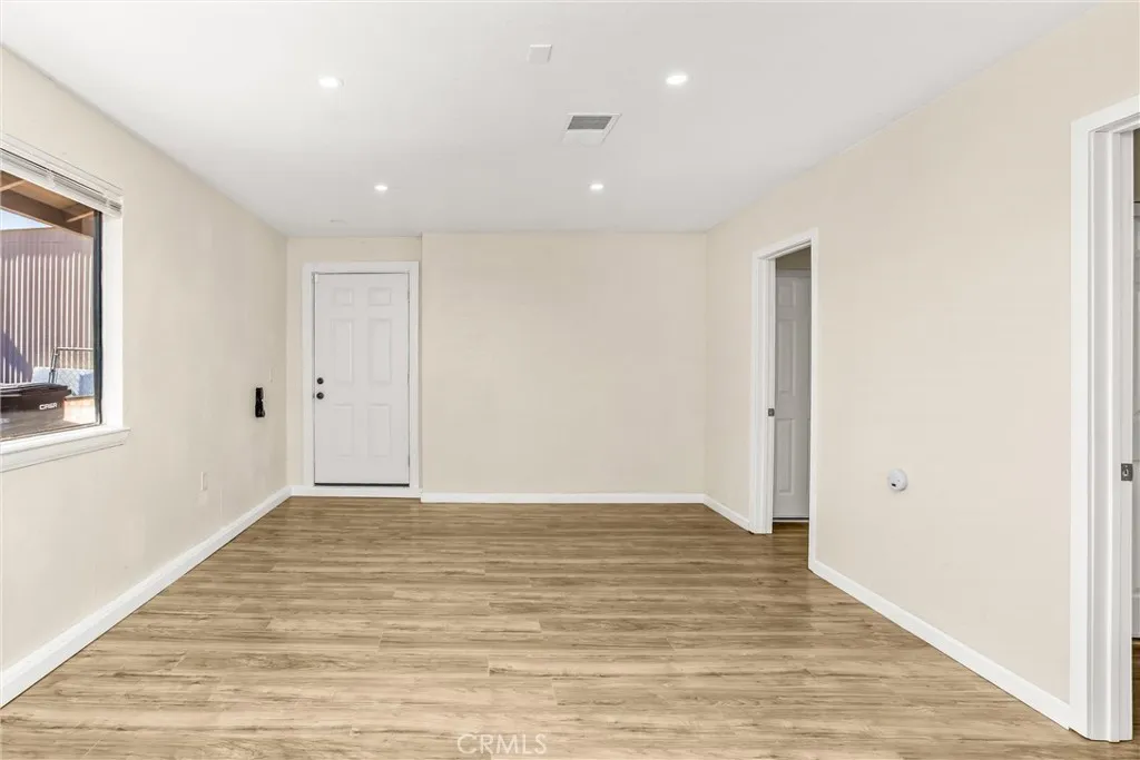 8121 Anaconda Avenue, Oak Hills, California 92344 home-pic-32