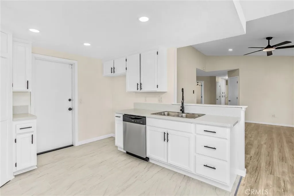 8121 Anaconda Avenue, Oak Hills, California 92344 home-pic-16