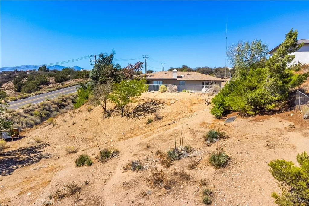 8121 Anaconda Avenue, Oak Hills, California 92344 home-pic-51