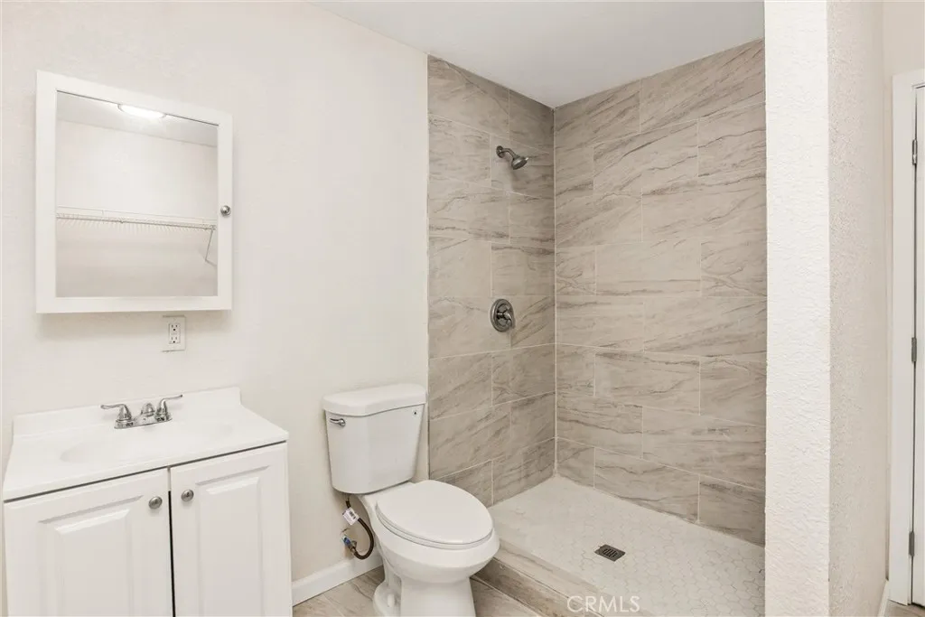 8121 Anaconda Avenue, Oak Hills, California 92344 home-pic-40