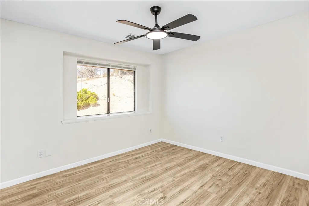 8121 Anaconda Avenue, Oak Hills, California 92344 home-pic-20