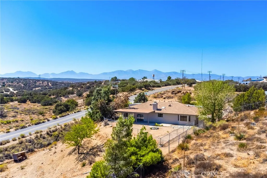 8121 Anaconda Avenue, Oak Hills, California 92344 home-pic-55