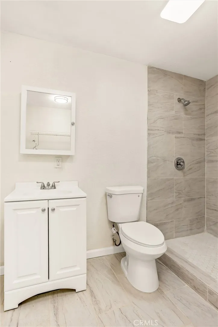 8121 Anaconda Avenue, Oak Hills, California 92344 home-pic-41