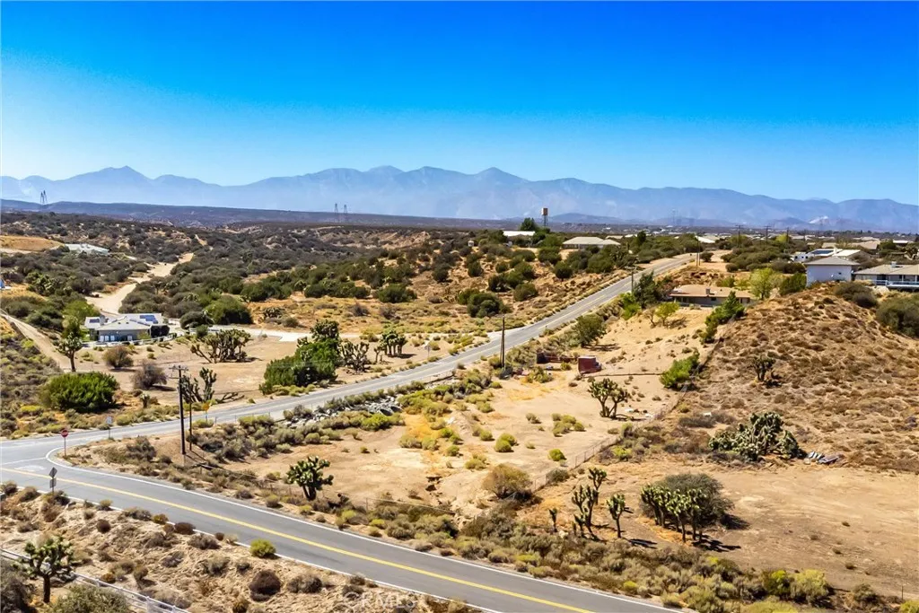 8121 Anaconda Avenue, Oak Hills, California 92344 home-pic-60