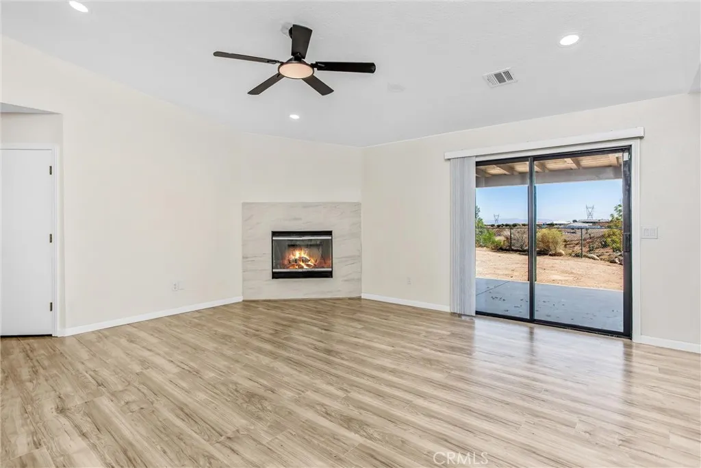 8121 Anaconda Avenue, Oak Hills, California 92344 home-pic-10