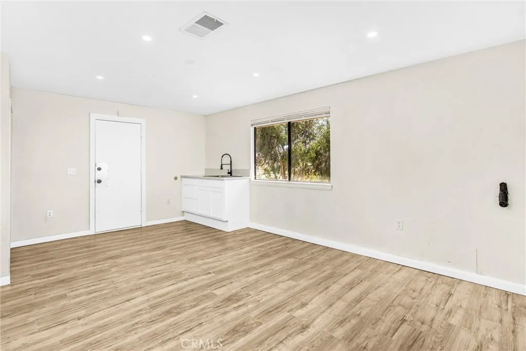 8121 Anaconda Avenue, Oak Hills, California 92344 home-pic-30