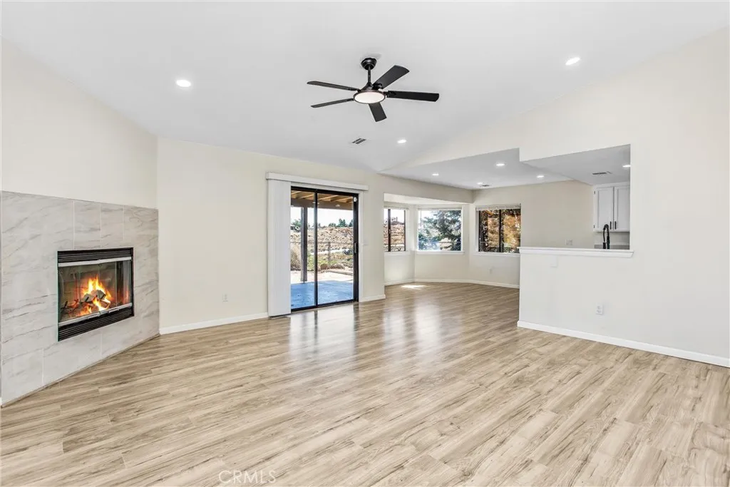 8121 Anaconda Avenue, Oak Hills, California 92344 home-pic-9
