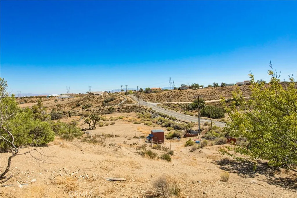 8121 Anaconda Avenue, Oak Hills, California 92344 home-pic-46