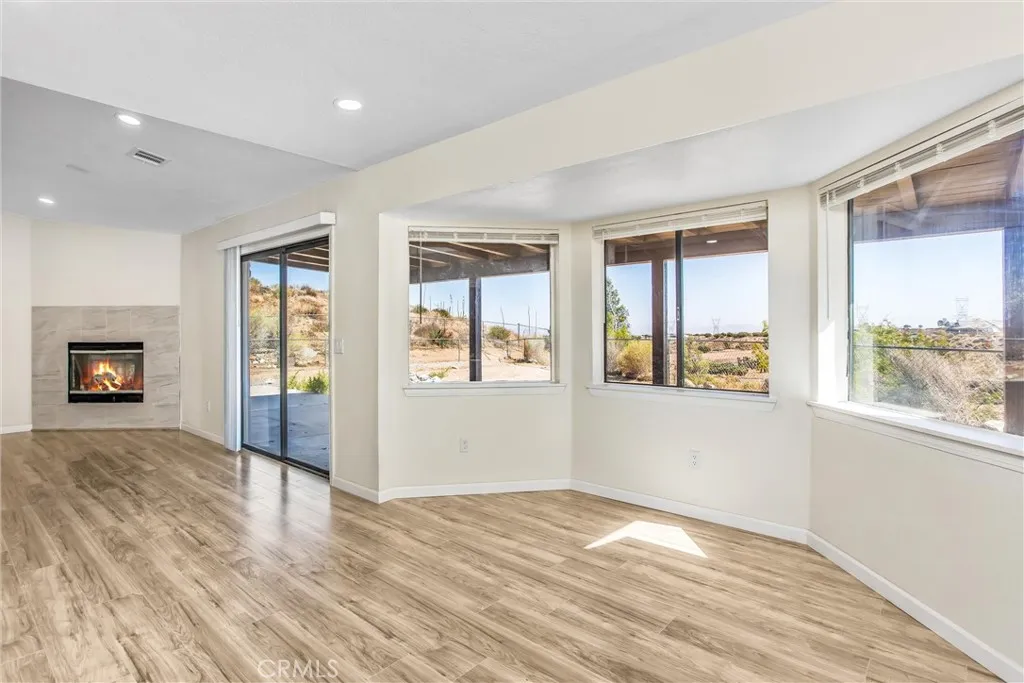 8121 Anaconda Avenue, Oak Hills, California 92344 home-pic-13