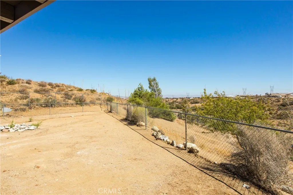 8121 Anaconda Avenue, Oak Hills, California 92344 home-pic-43