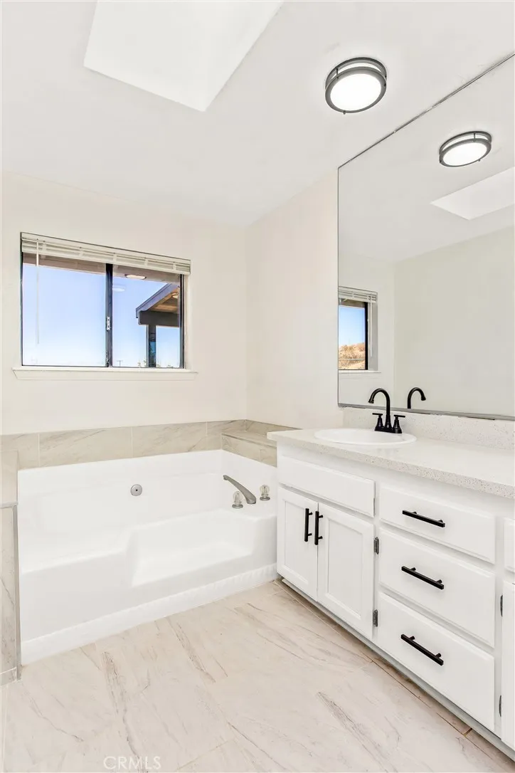 8121 Anaconda Avenue, Oak Hills, California 92344 home-pic-29