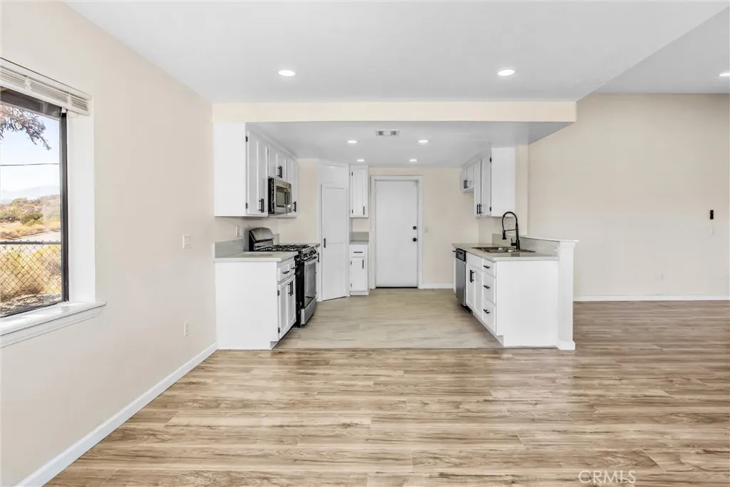 8121 Anaconda Avenue, Oak Hills, California 92344 home-pic-14