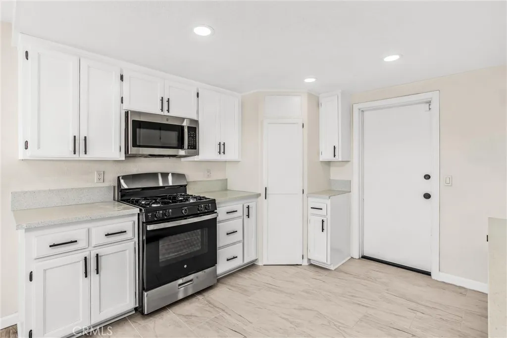 8121 Anaconda Avenue, Oak Hills, California 92344 home-pic-15
