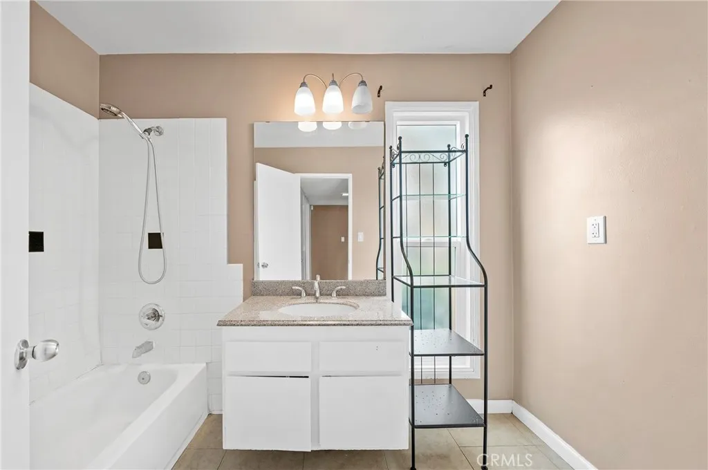 1192 Mitchell Avenue 70, Tustin, California 92780 home-pic-12