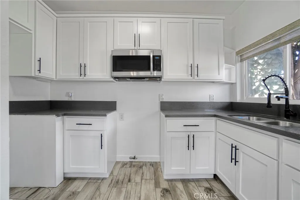 919 919 1/2 W 49th, Los Angeles, California 90037 home-pic-3