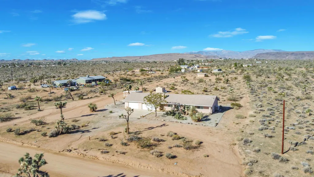 3230 Balsa Avenue, Yucca Valley, California 92284 home-pic-2