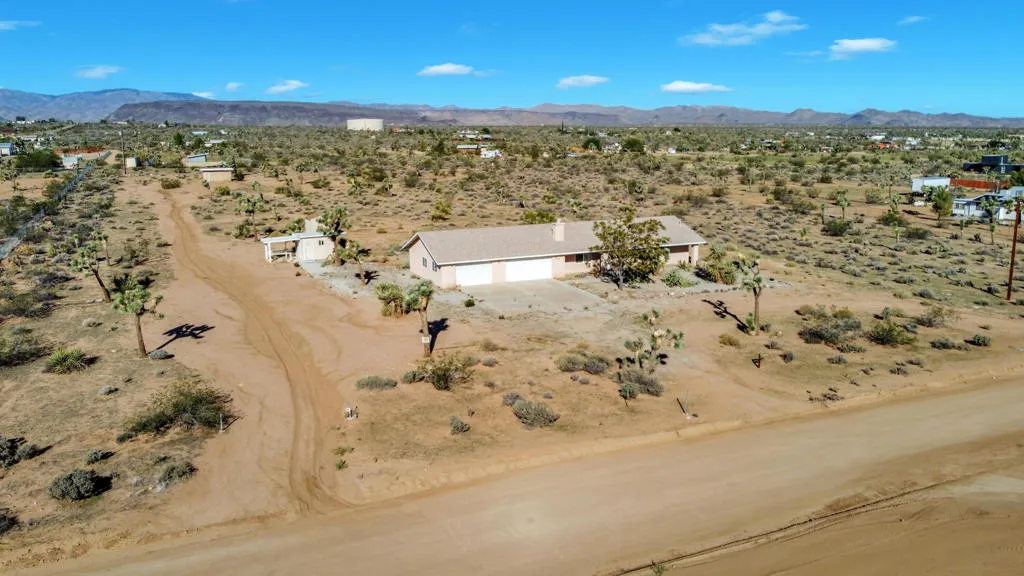 3230 Balsa Avenue, Yucca Valley, California 92284 home-pic-3