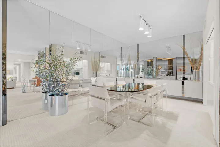 Dining Facing Mirror