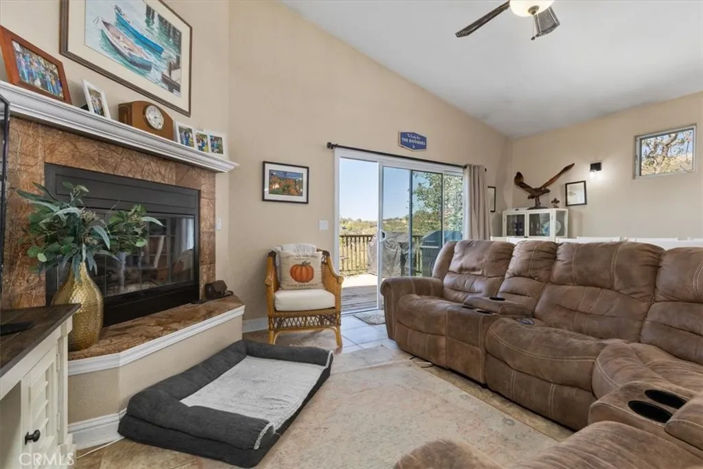 2347 Lakeview Drive, Lake Nacimiento, California 93426 home-pic-5
