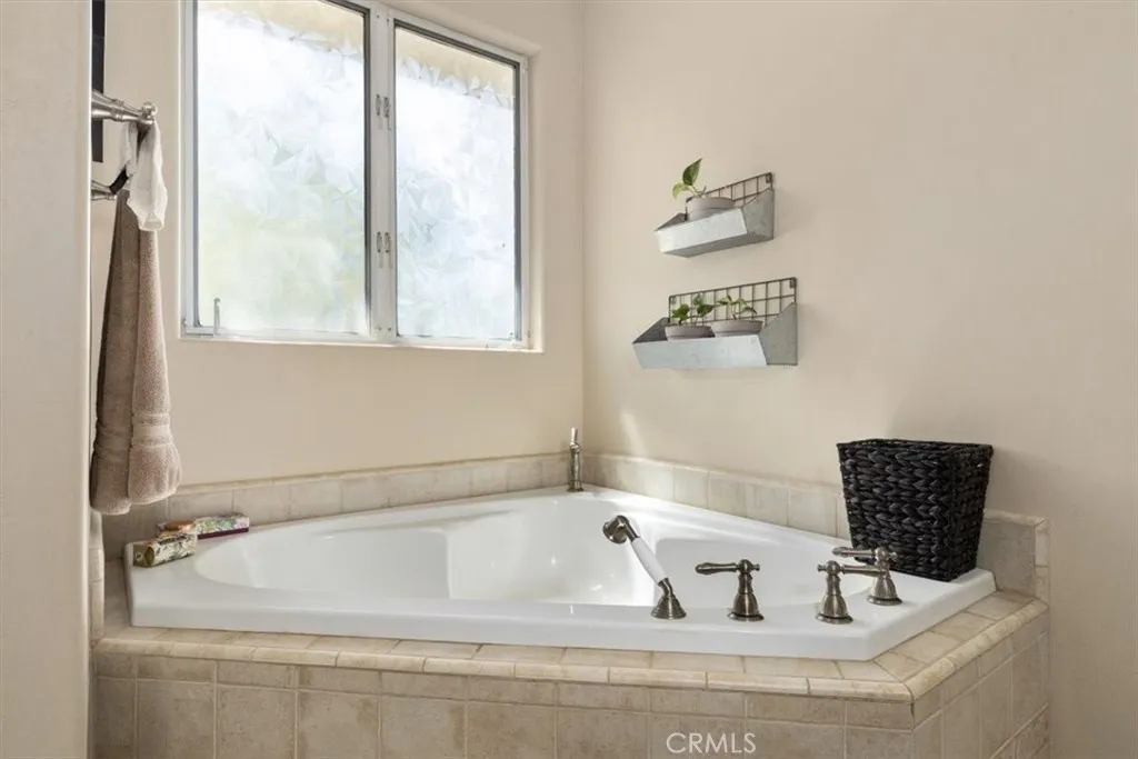 2347 Lakeview Drive, Lake Nacimiento, California 93426 home-pic-26