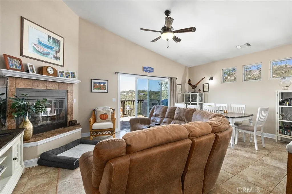 2347 Lakeview Drive, Lake Nacimiento, California 93426 home-pic-4