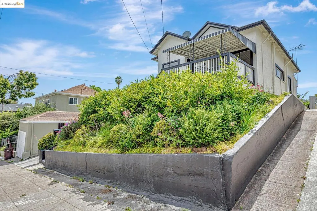 725 E 21st St, Oakland, California 94606 home-pic-2