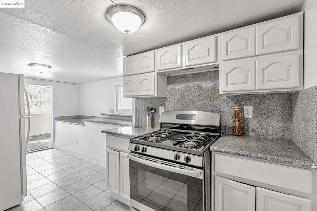 725 E 21st St, Oakland, California 94606 home-pic-17