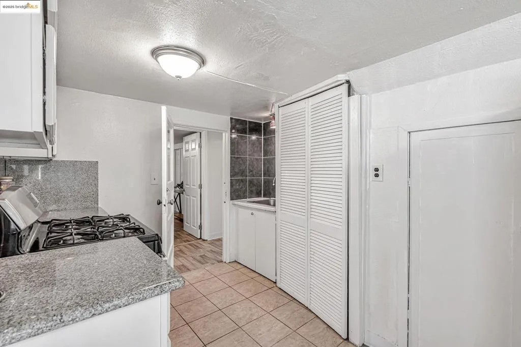 725 E 21st St, Oakland, California 94606 home-pic-19